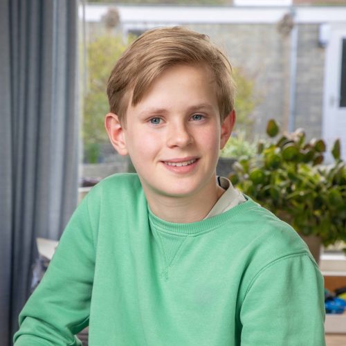 Dankzij de Luna Glass nachtzichtbril kan de slechtziende Niek in het donker weer zien. ‘Ik zie nu echt, groen gras.’
