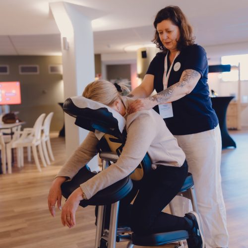 De masseurs van The Chairmen at Work hebben allemaal een visuele beperking. Met steun van het Bartiméus Fonds heeft de organisatie een eigen opleiding opgezet.
