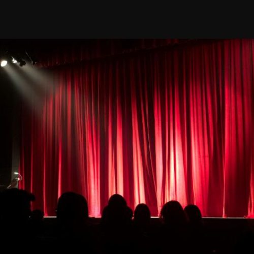 Mensen met een (visuele) beperking zijn nauwelijks zichtbaar in het theater. Het Bartiméus Fonds wil dit veranderen.
