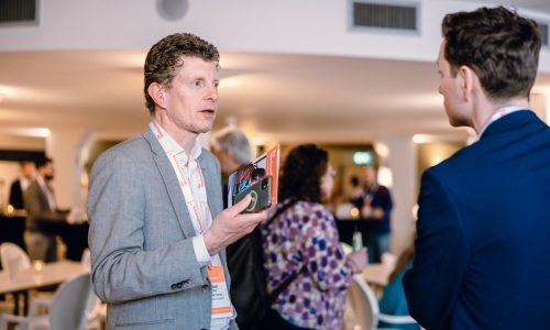 Géraud Klaassen in gesprek met een deelnemer van de Werkconferentie.