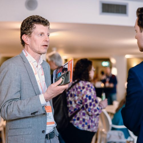 Géraud Klaassen in gesprek met een deelnemer van de Werkconferentie.