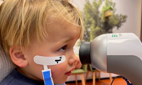 Oogonderzoek met handheld apparatuur bij jong kindje.