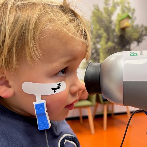 Oogonderzoek met handheld apparatuur bij jong kindje.