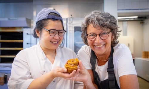Lotte en Lenie tonen een Boswijkertje.