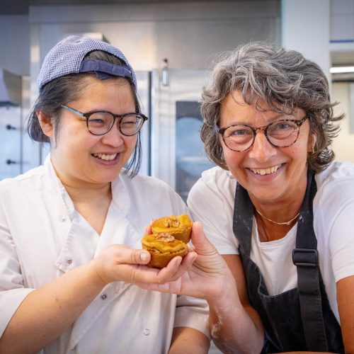 Lotte en Lenie tonen een Boswijkertje.