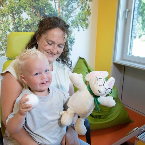 Muis stelt kinderen op hun gemak tijdens oogonderzoeken. Wij willen daarom nog 20 Muis knuffels en handpoppen mogelijk maken. Draag ook bij met jouw kerk!
