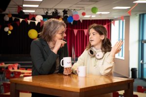 Dijana en Lienke drinken samen koffie in de kantine.