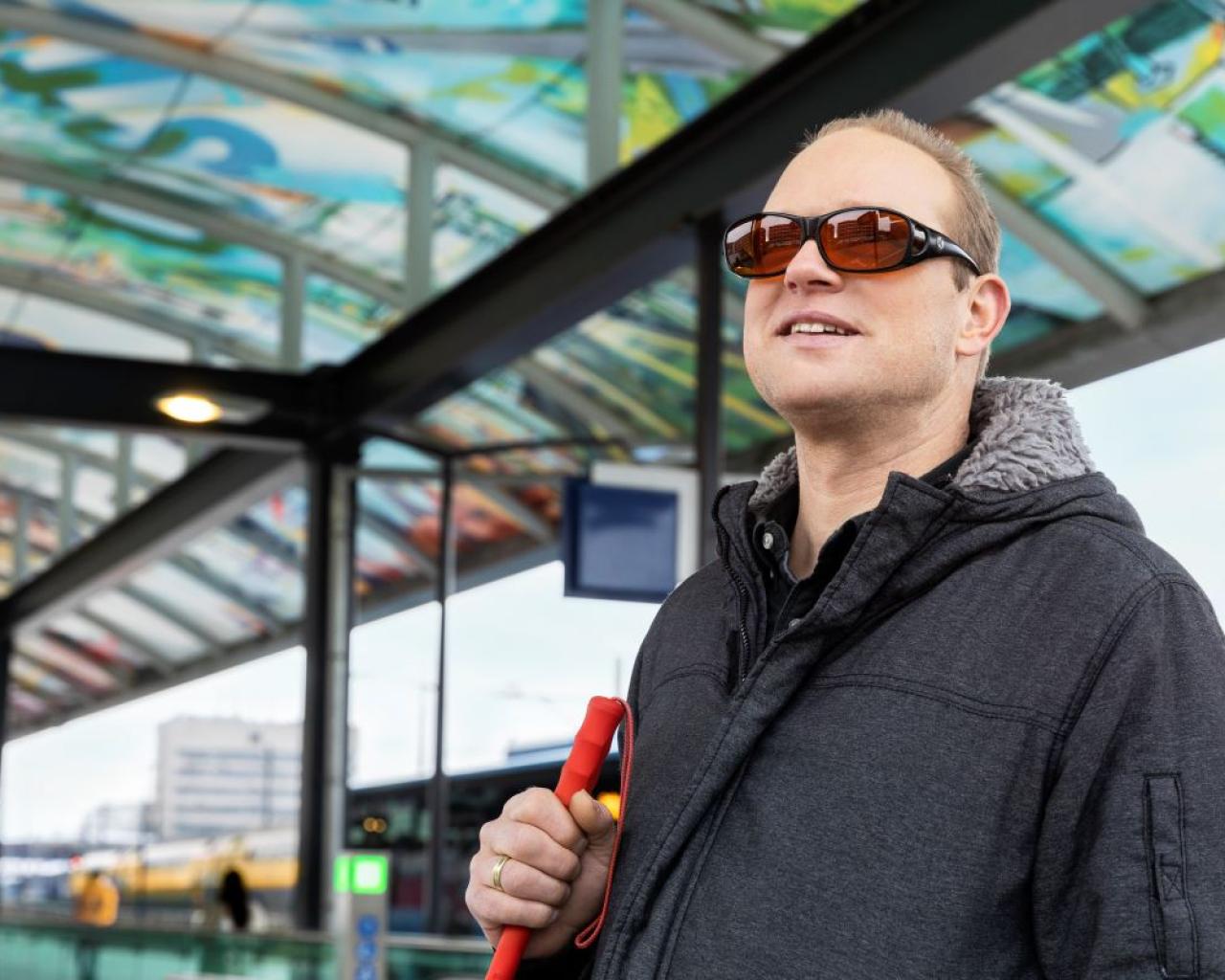 Mobiliteit dankzij een blindengeleidehond: het ervaringsverhaal van Simon