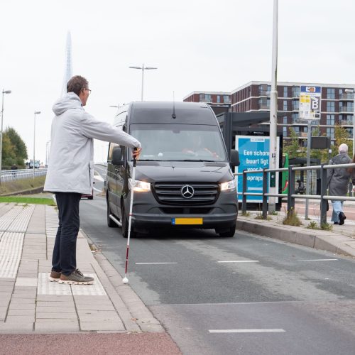 Ken jij het oversteekgebaar van mensen met een visuele beperking? Op 15 oktober, de Dag van de Witte Stok, vragen we aandacht voor de verkeersveiligheid van mensen die slechtziend of blind zijn. 
