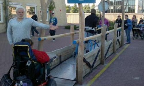 Twee kinderen in rolstoelen gaan de rolstoelwip op.